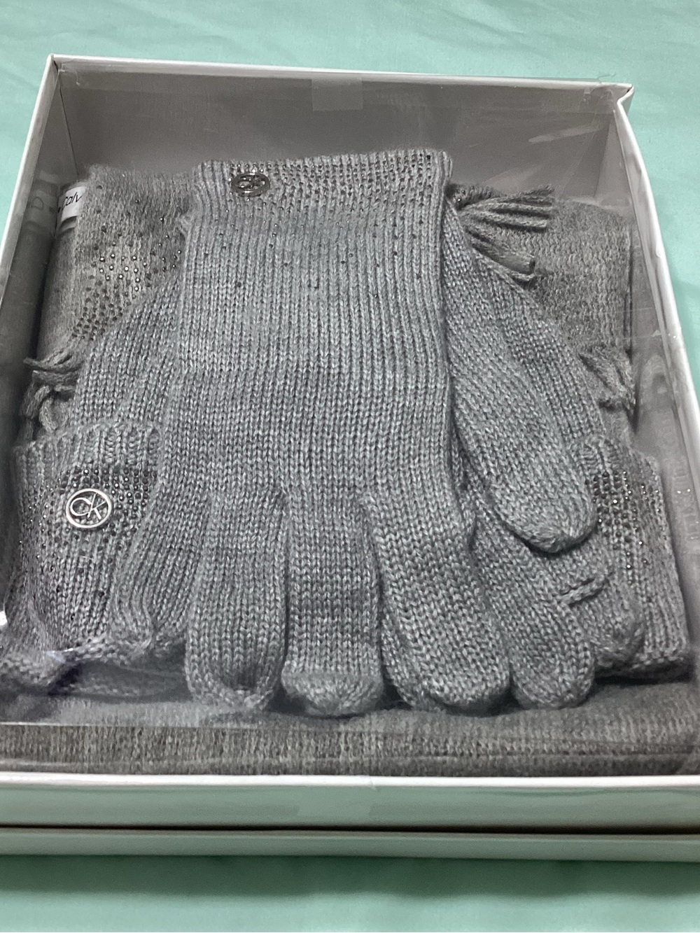 Calvin Klein NIB Ladies Knit Gray Hat Glove Scarf 3 Piece Boxed Gift Set